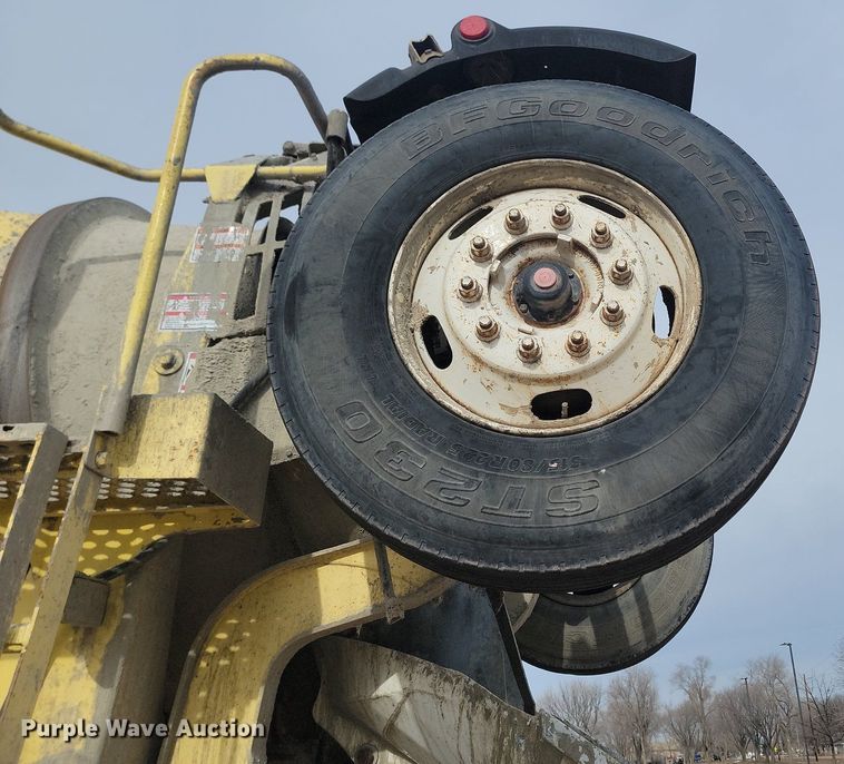 image for item LA9637 2004 Kenworth  W900  ready mix truck