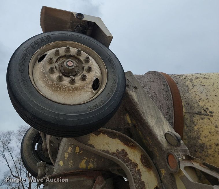 image for item LA9639 2004 Kenworth W900  ready mix truck