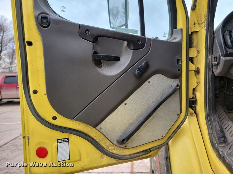 image for item LA9640 2006 Freightliner  M2 Business Class dump truck