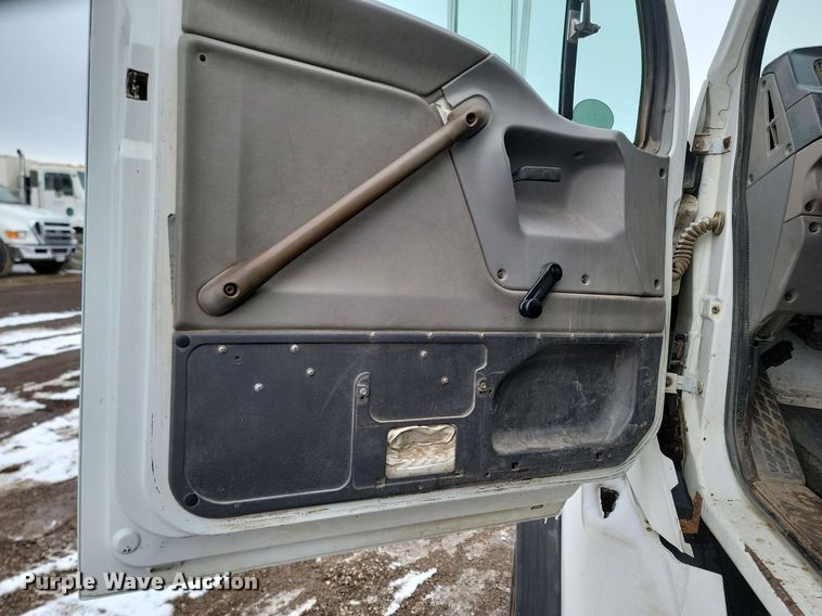 image for item LA9675 2000 Sterling LT8500 dump truck