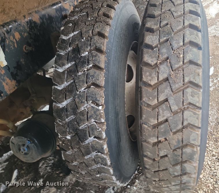 image for item LA9675 2000 Sterling LT8500 dump truck