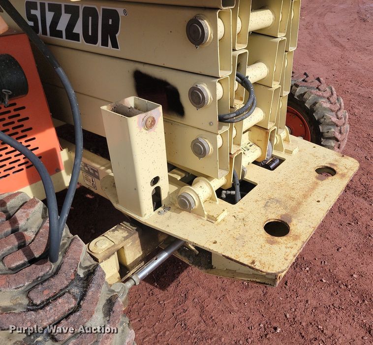 image for item LA9678 2000 JLG  33RTS scissor lift