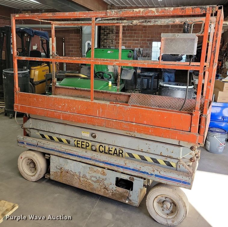 image for item LC9828 1996 Skyjack SJ3220 scissor lift