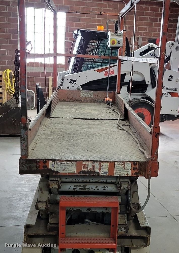 image for item LC9828 1996 Skyjack SJ3220 scissor lift