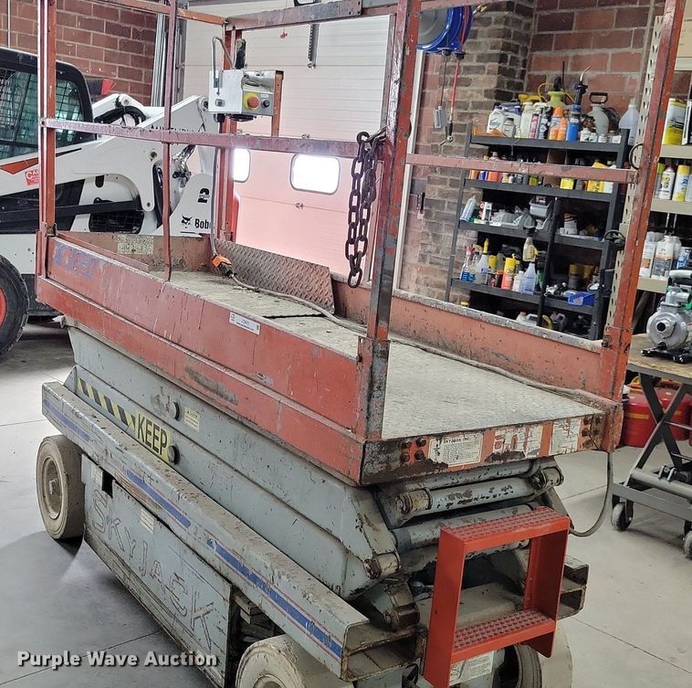 image for item LC9828 1996 Skyjack SJ3220 scissor lift
