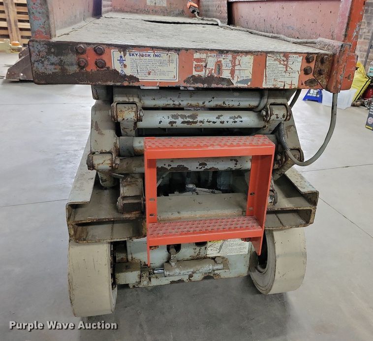 image for item LC9828 1996 Skyjack SJ3220 scissor lift