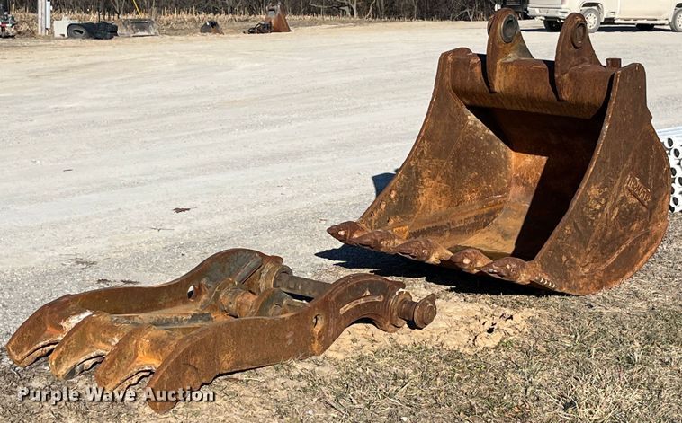 image for item LD9967 Komatsu excavator bucket and thumb