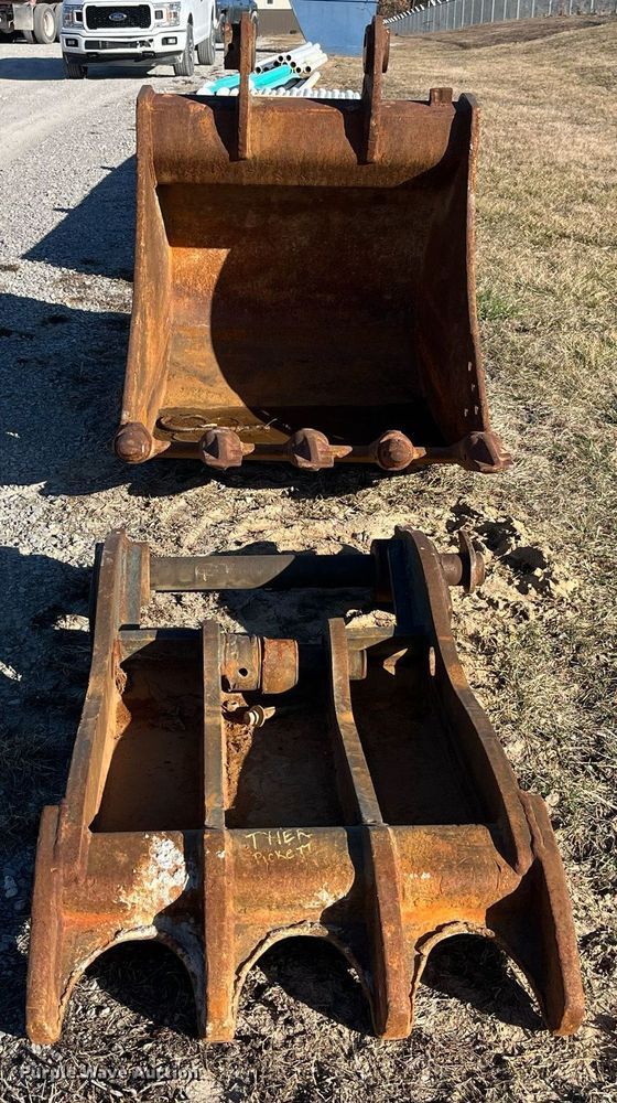 image for item LD9967 Komatsu excavator bucket and thumb