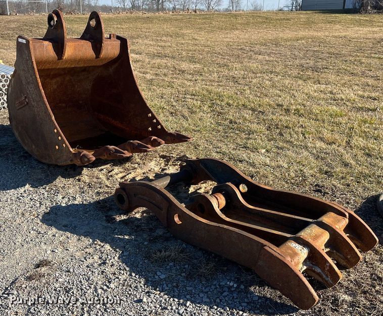 image for item LD9967 Komatsu excavator bucket and thumb