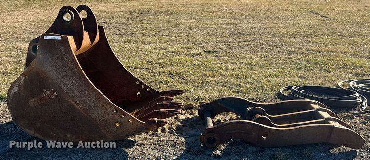 image for item LD9967 Komatsu excavator bucket and thumb