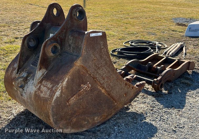 image for item LD9967 Komatsu excavator bucket and thumb