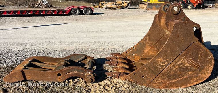image for item LD9967 Komatsu excavator bucket and thumb