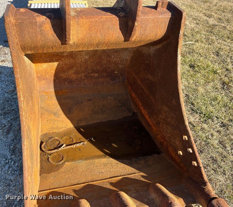 image for item LD9967 Komatsu excavator bucket and thumb