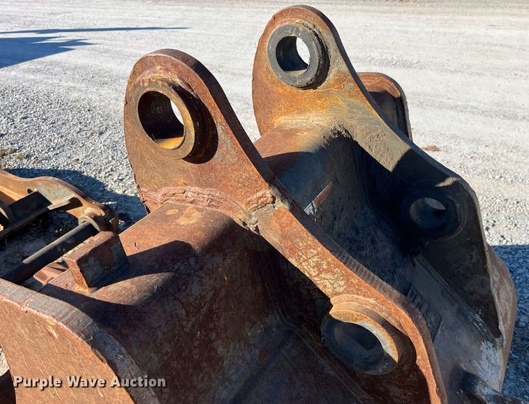 image for item LD9967 Komatsu excavator bucket and thumb