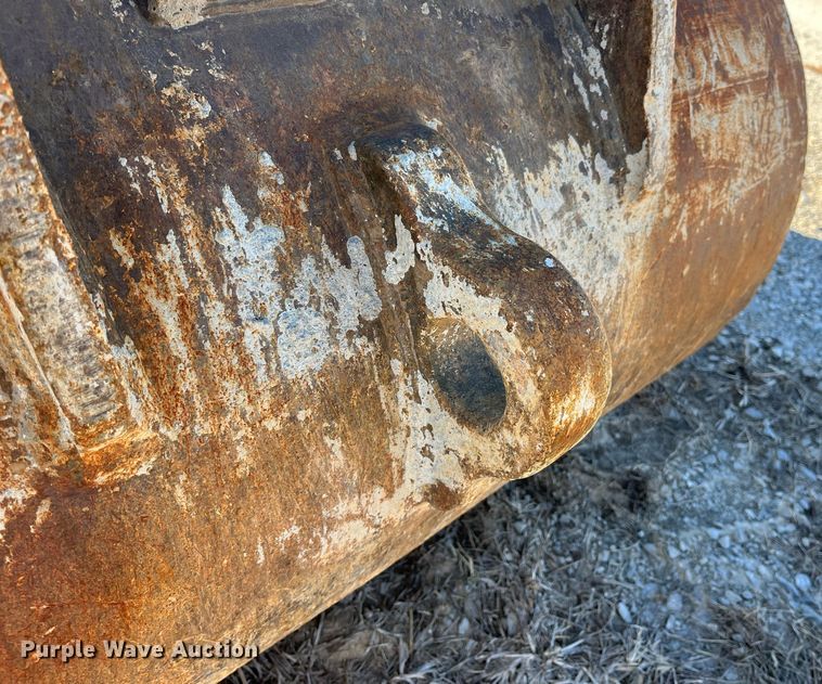 image for item LD9967 Komatsu excavator bucket and thumb