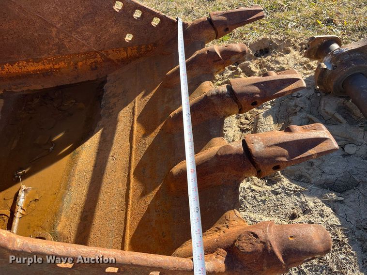 image for item LD9967 Komatsu excavator bucket and thumb