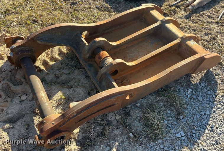 image for item LD9967 Komatsu excavator bucket and thumb