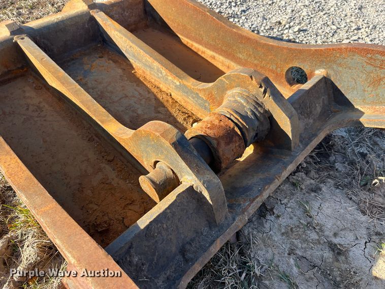 image for item LD9967 Komatsu excavator bucket and thumb