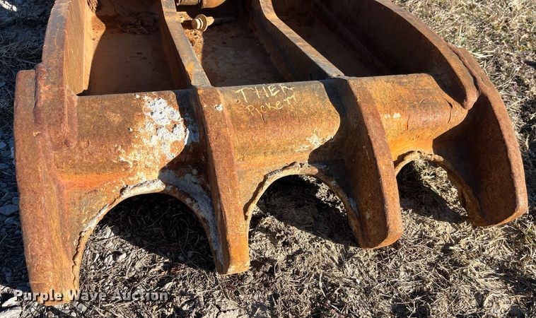 image for item LD9967 Komatsu excavator bucket and thumb