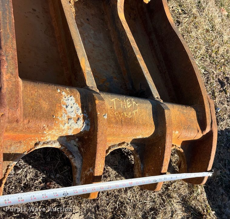 image for item LD9967 Komatsu excavator bucket and thumb