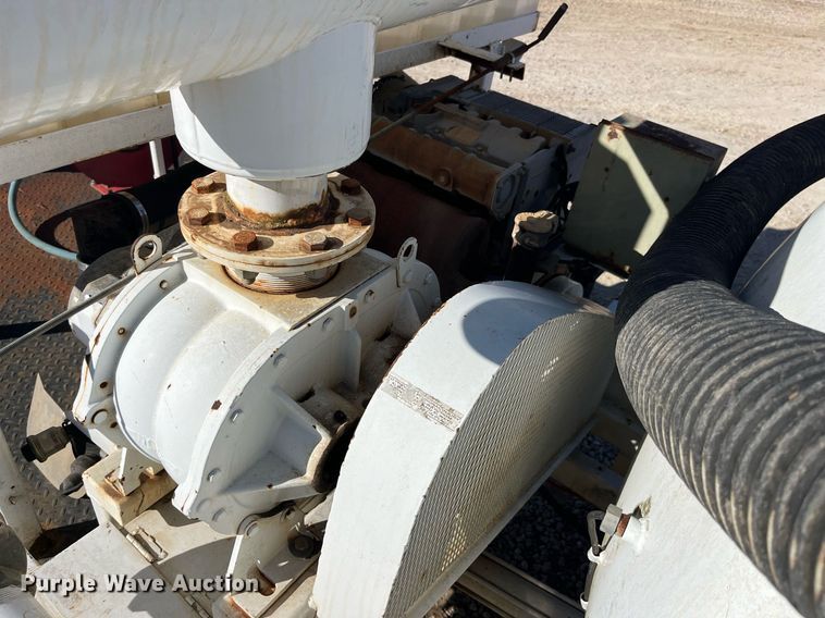 image for item LD9972 1999 Versa Vac 350 vacuum excavator