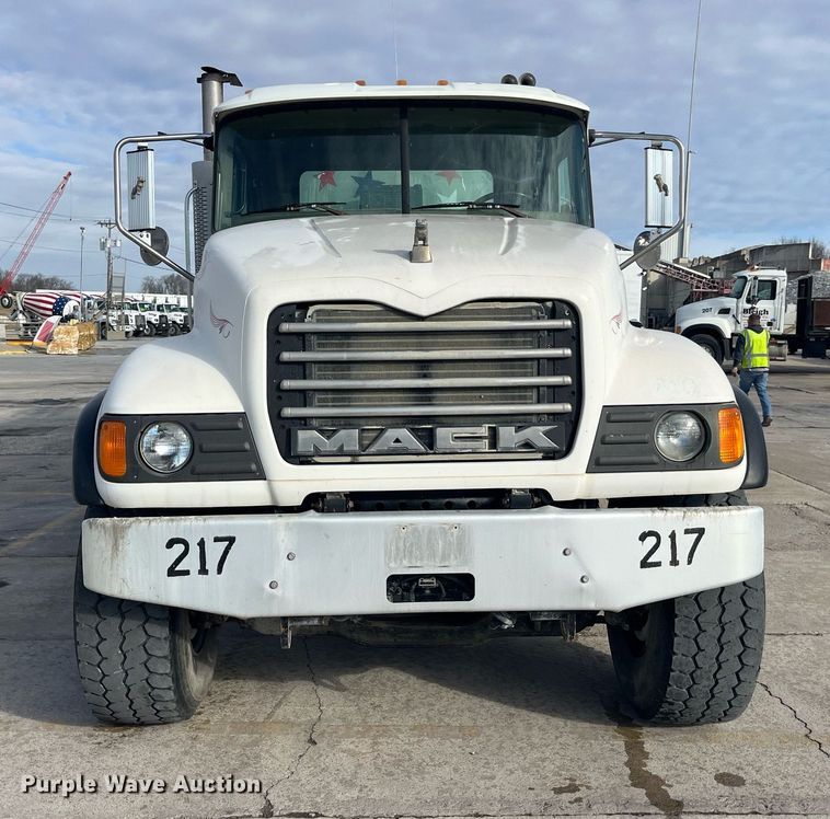 image for item LD9981 2005 Mack CV713 ready mix truck