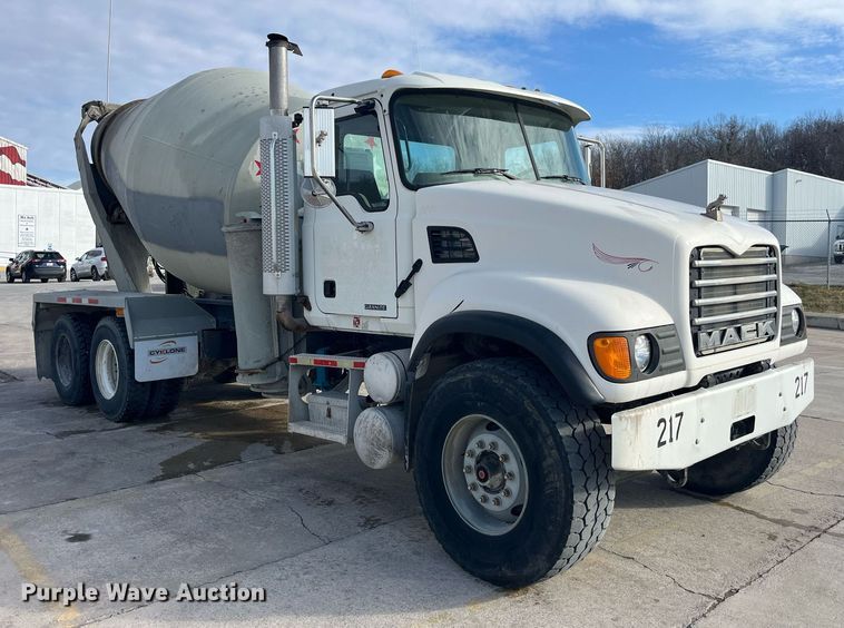image for item LD9981 2005 Mack CV713 ready mix truck