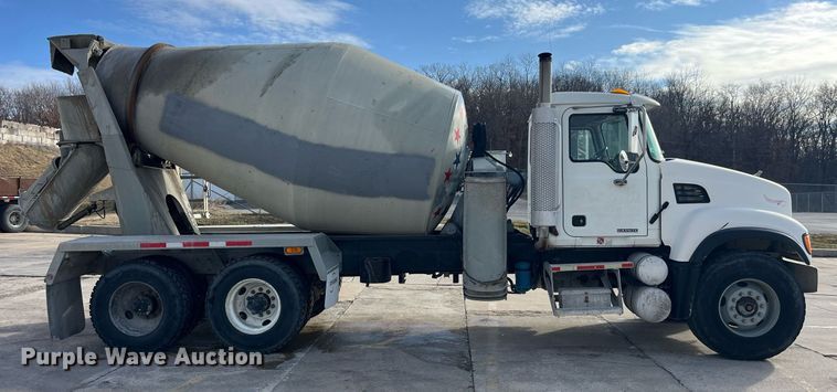 image for item LD9981 2005 Mack CV713 ready mix truck