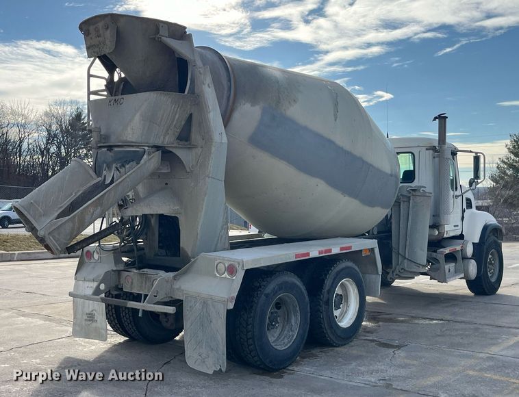 image for item LD9981 2005 Mack CV713 ready mix truck