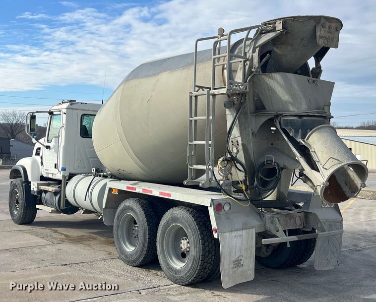 image for item LD9981 2005 Mack CV713 ready mix truck