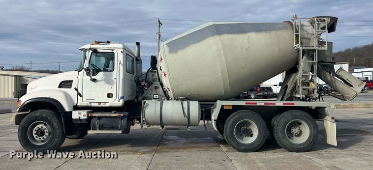 image for item LD9981 2005 Mack CV713 ready mix truck