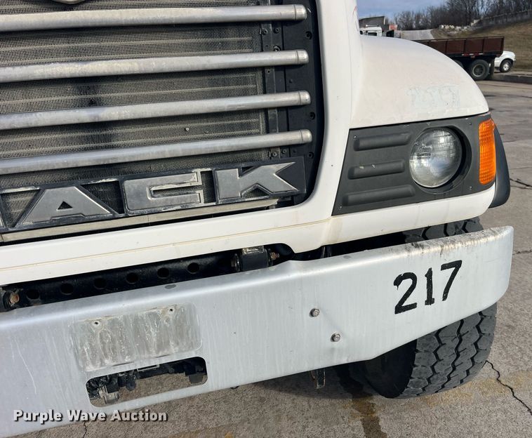 image for item LD9981 2005 Mack CV713 ready mix truck