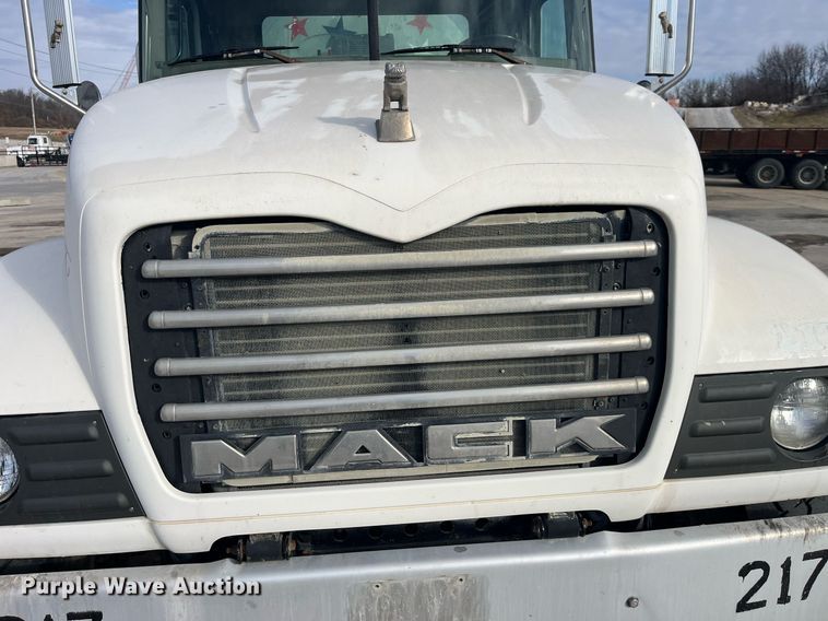 image for item LD9981 2005 Mack CV713 ready mix truck