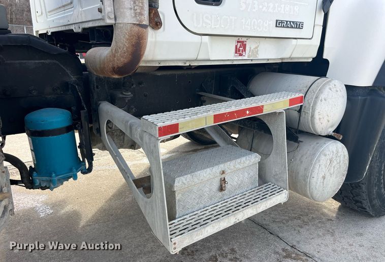 image for item LD9981 2005 Mack CV713 ready mix truck