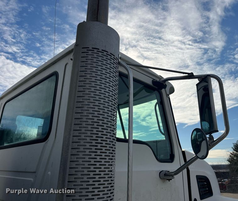 image for item LD9981 2005 Mack CV713 ready mix truck