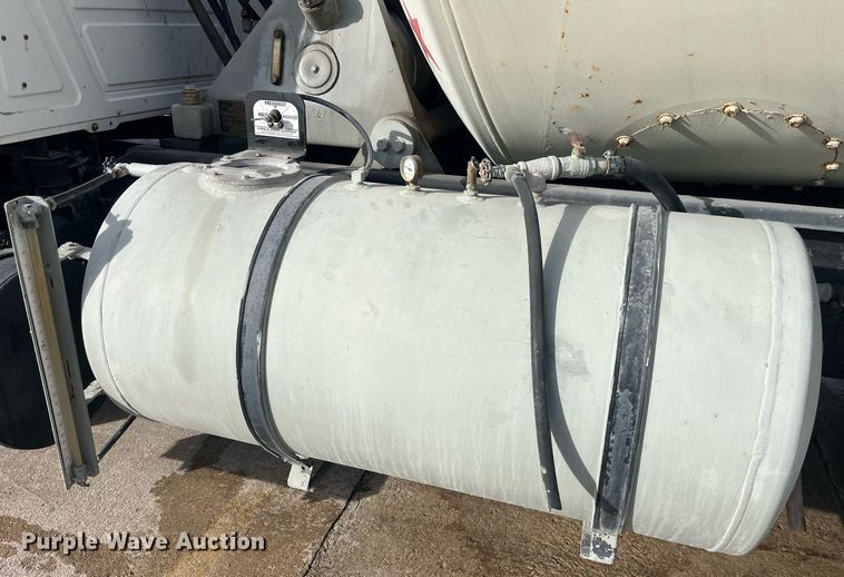 image for item LD9981 2005 Mack CV713 ready mix truck