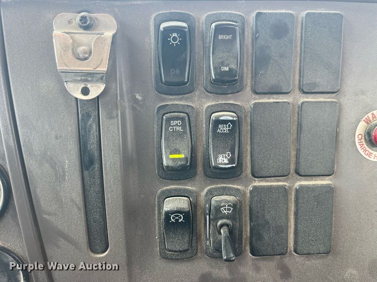 image for item LD9981 2005 Mack CV713 ready mix truck