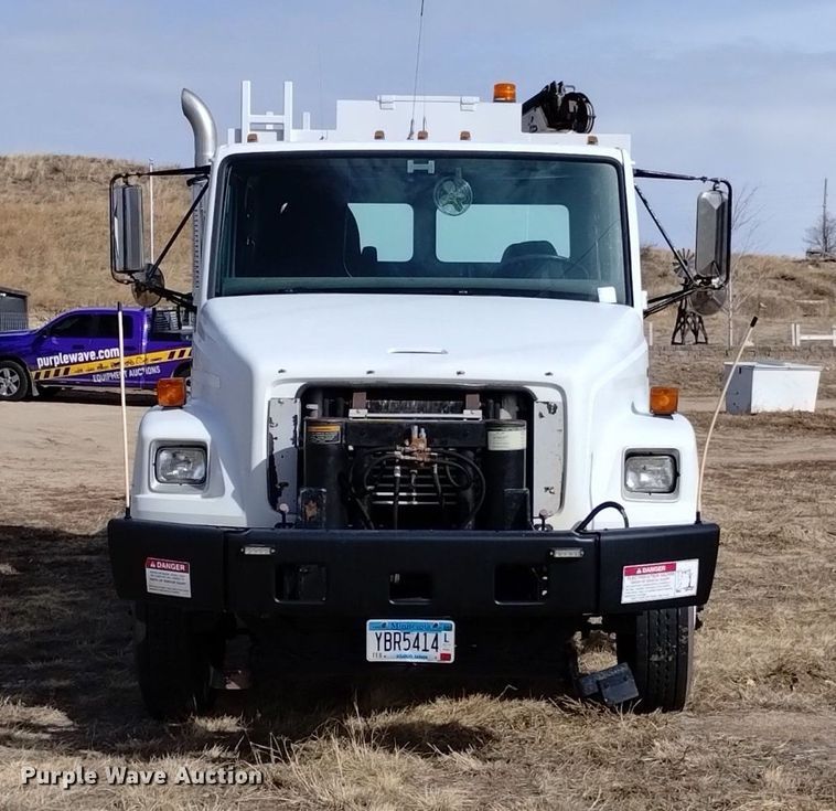 image for item LN9927 2004 Freightliner FL70 crane truck