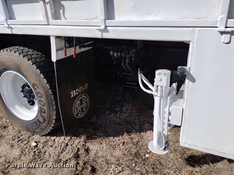 image for item LN9927 2004 Freightliner FL70 crane truck