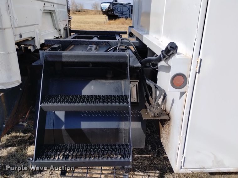 image for item LN9927 2004 Freightliner FL70 crane truck