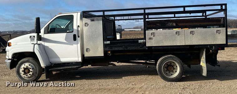 image for item LO9458 2004 Chevrolet  C4500 flatbed truck