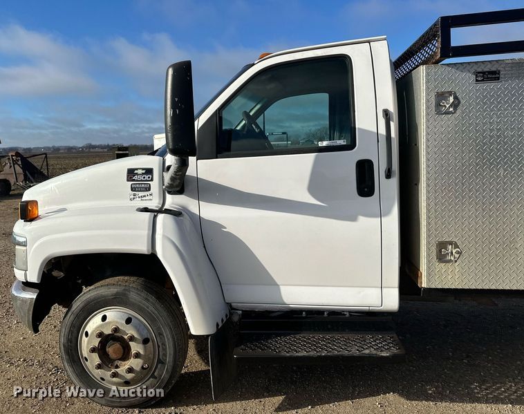 image for item LO9458 2004 Chevrolet  C4500 flatbed truck