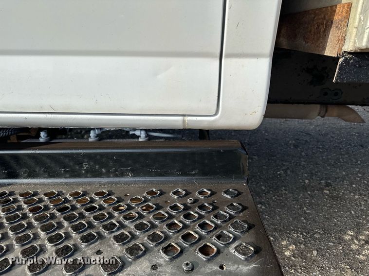 image for item LO9458 2004 Chevrolet  C4500 flatbed truck