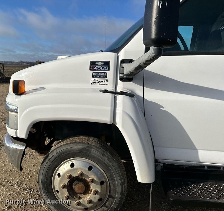 image for item LO9458 2004 Chevrolet  C4500 flatbed truck