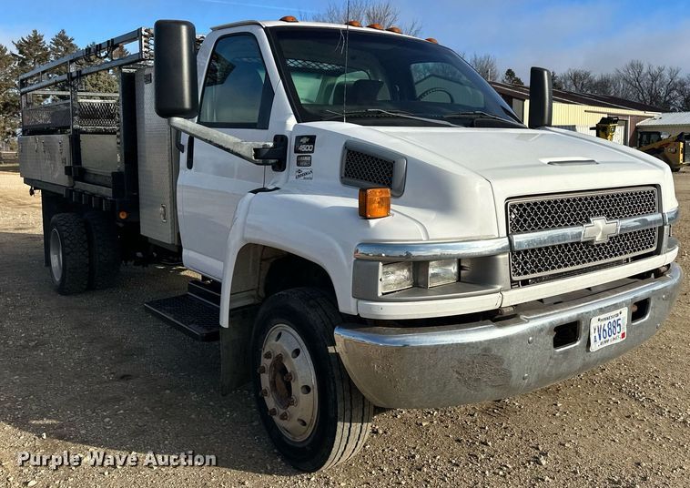 image for item LO9458 2004 Chevrolet  C4500 flatbed truck