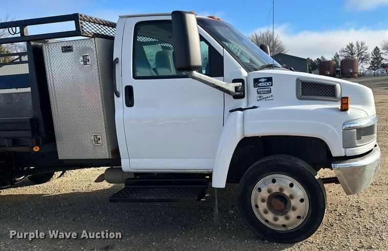 image for item LO9458 2004 Chevrolet  C4500 flatbed truck