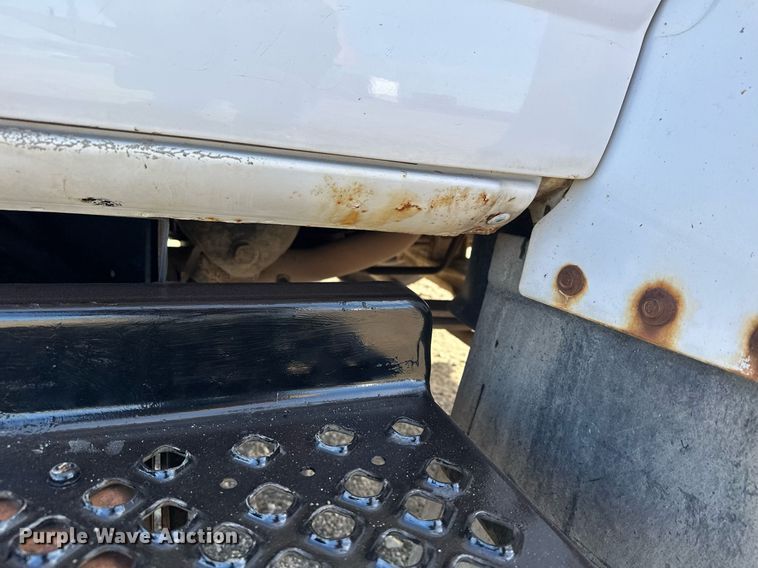 image for item LO9458 2004 Chevrolet  C4500 flatbed truck