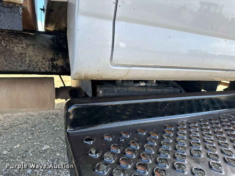 image for item LO9458 2004 Chevrolet  C4500 flatbed truck