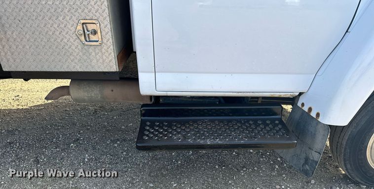 image for item LO9458 2004 Chevrolet  C4500 flatbed truck