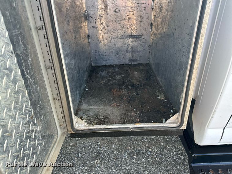 image for item LO9458 2004 Chevrolet  C4500 flatbed truck